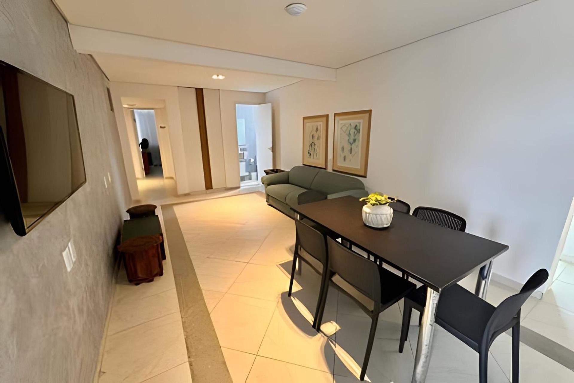 E Na Apartment *