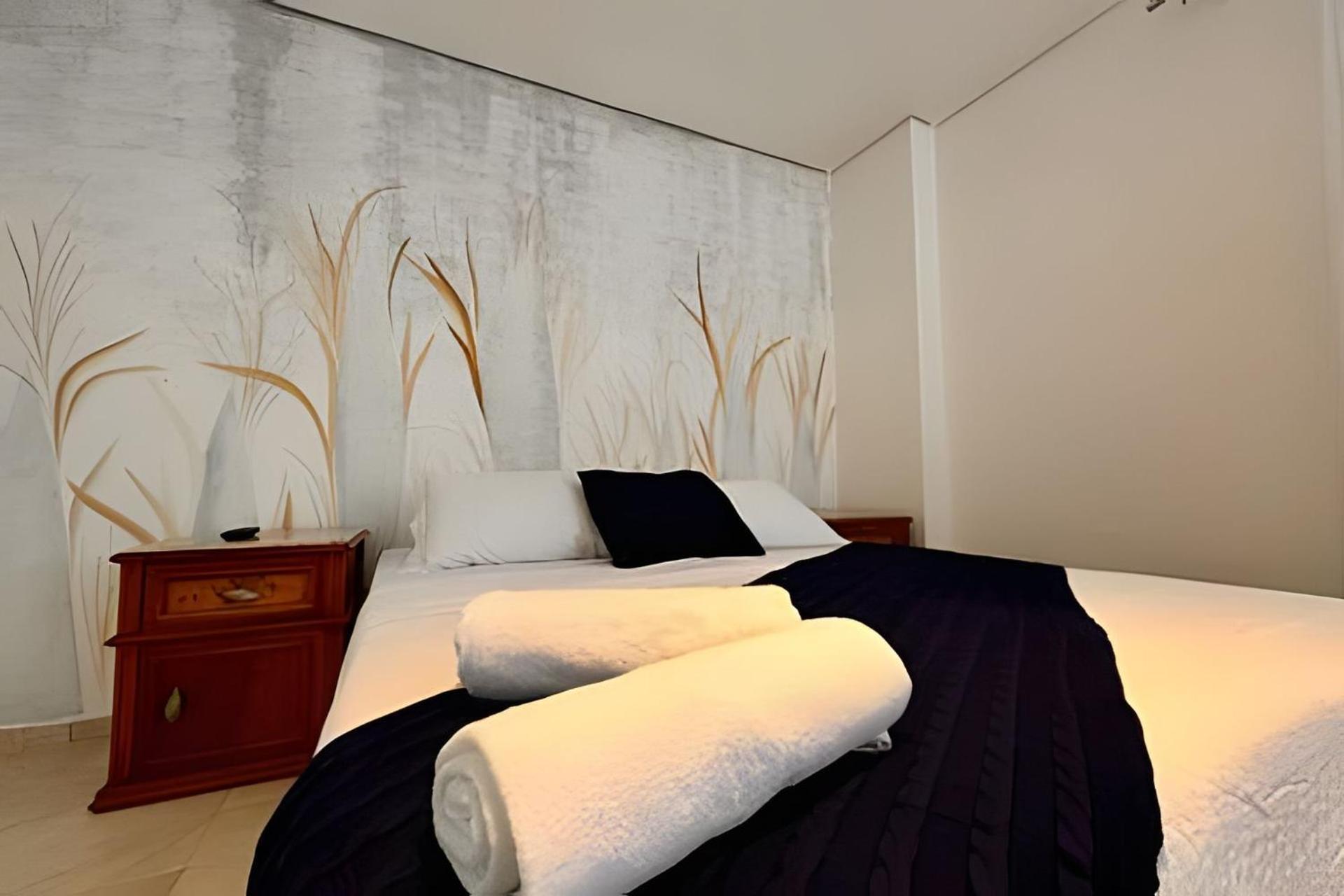 E Na Apartment *