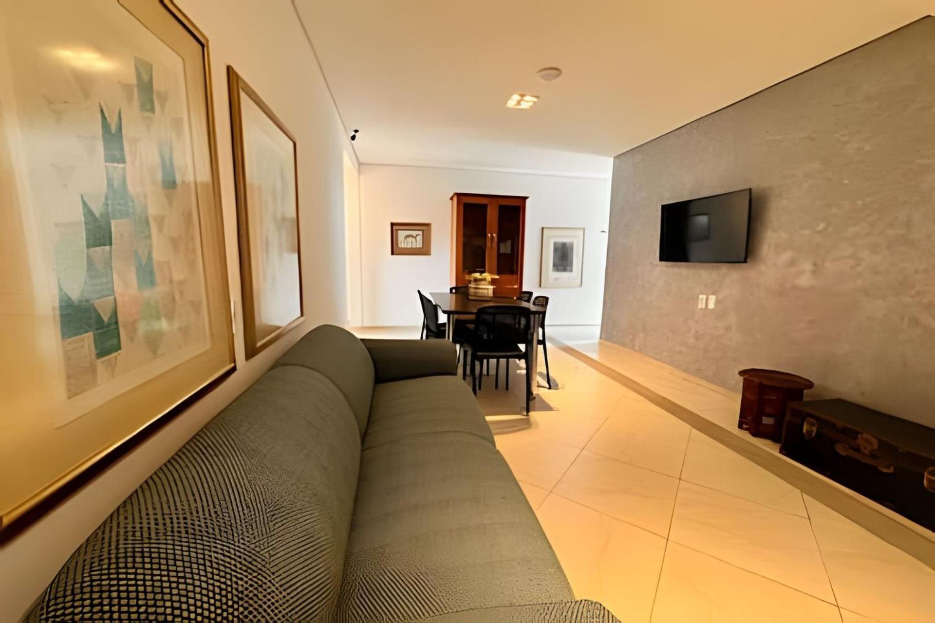 E Na Apartment *
